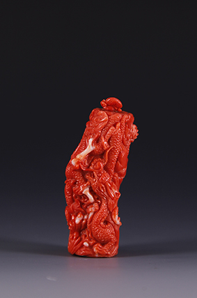 红珊瑚雕龙纹鼻烟壶